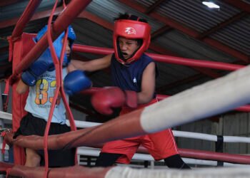 Two young fighters exchange punches inside a boxing ring during Born to Fight Vol. 2 at HAN Fighting Academy in Colomadu, Karanganyar.